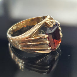 9ct Yellow Gold Garnet Ring