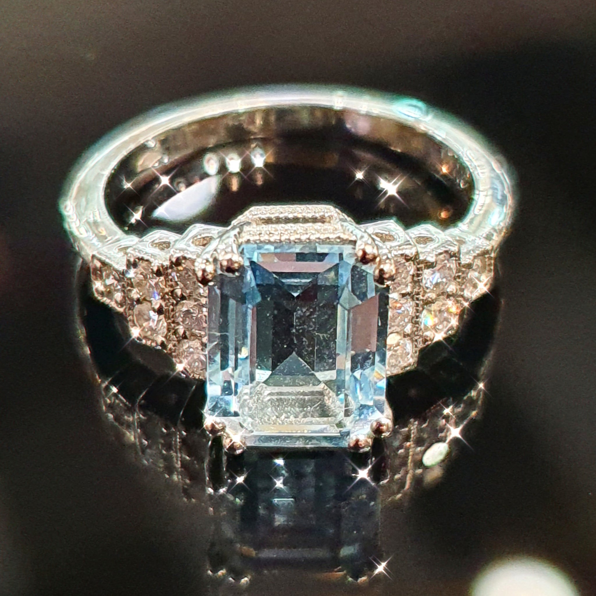 Aquamarine and Diamond Ring set in 18t White Gold