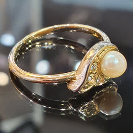 Pearl Ring set on 9ct yellow gold
